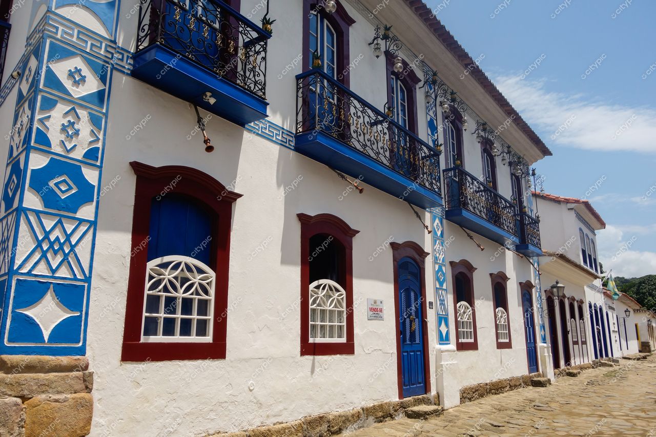 Paraty, Rio de Janeiro: Rua colonial encantadora com fachadas brancas e detalhes em azul e vermelho