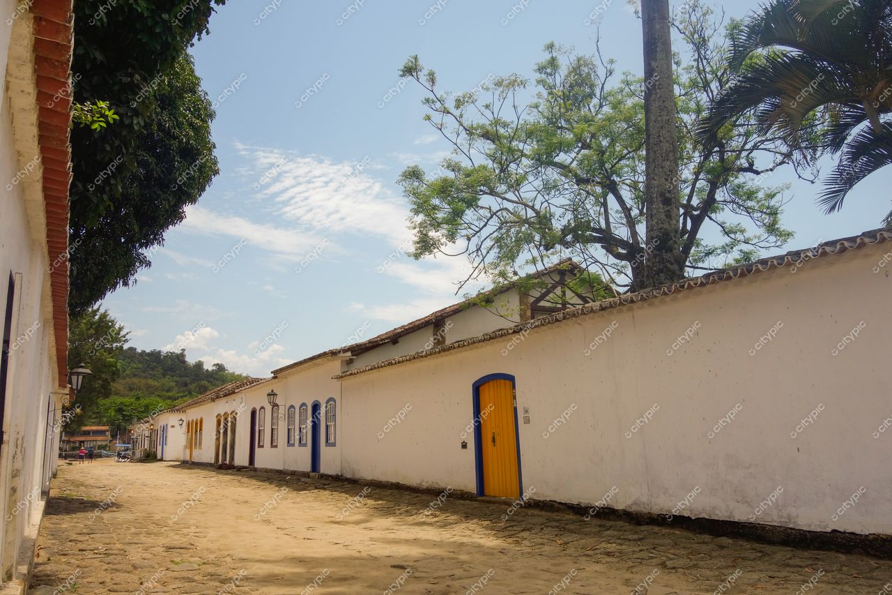 Paraty, Rio de Janeiro: Rua tranquila com portas coloridas e charme colonial