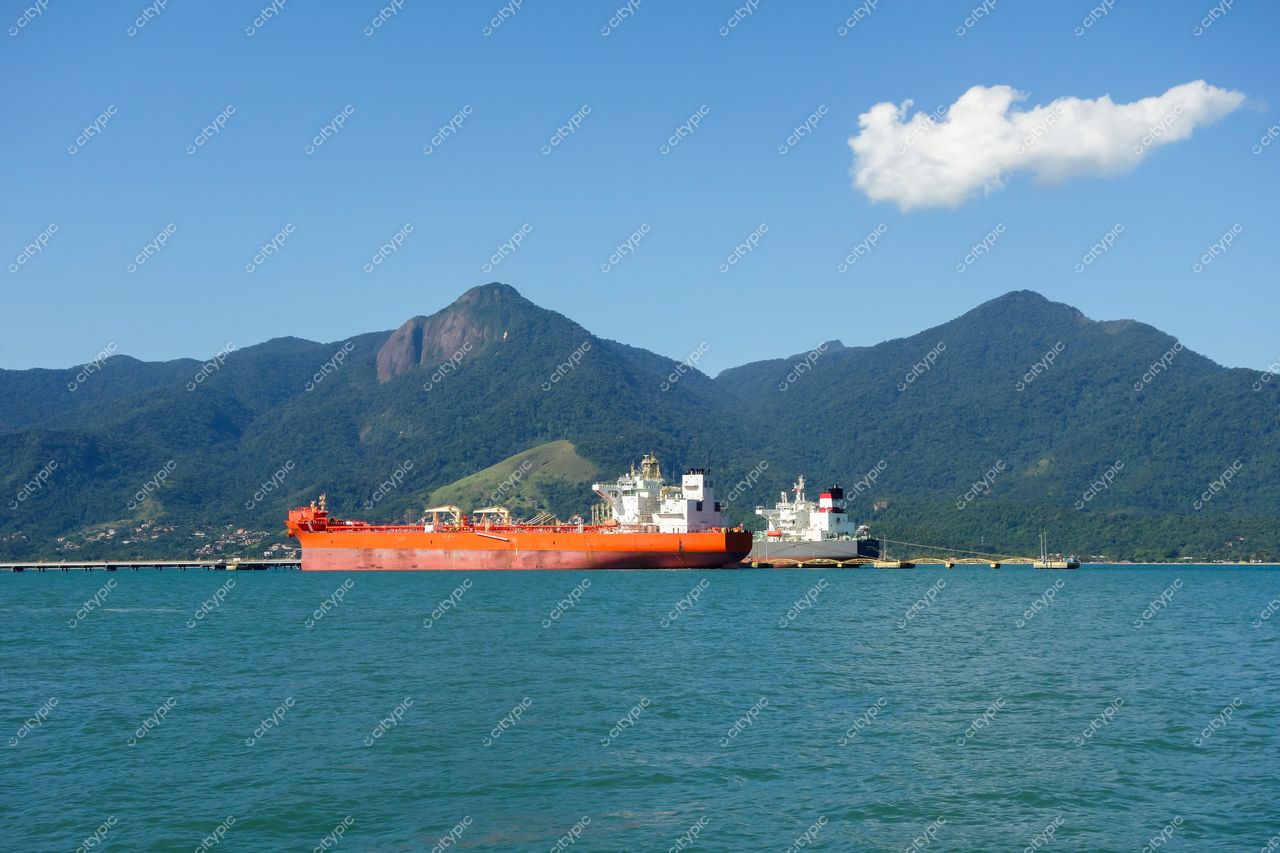 Ilhabela, São Paulo: Serenidade e atividade no porto tropical