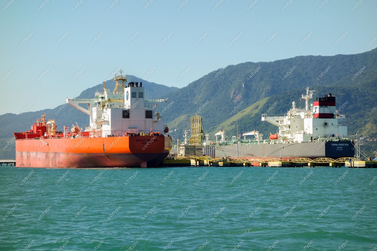 Ilhabela, São Paulo: Cenário Portuário com Navios Petroleiros ao Fundo