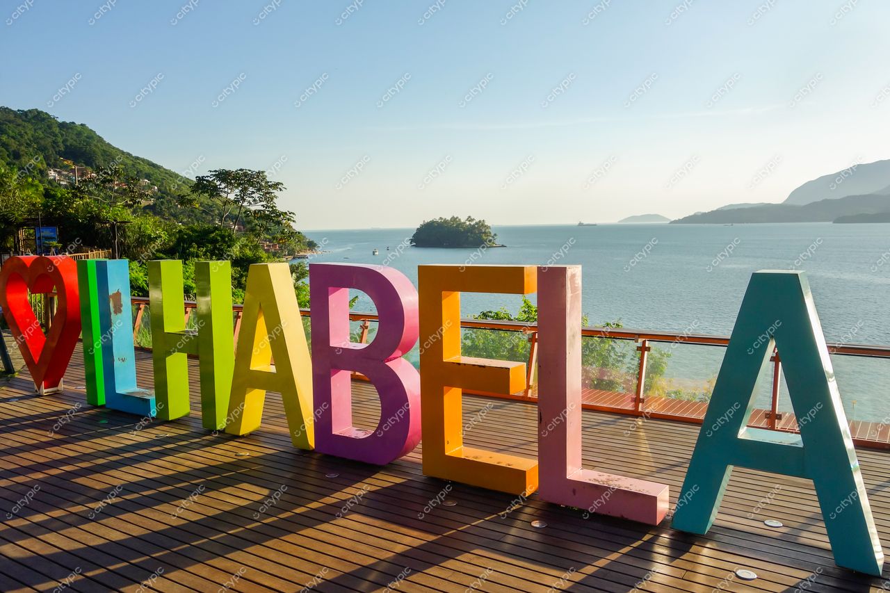 Ilhabela, São Paulo: Letreiro colorido com vista para o mar e paisagem deslumbrante