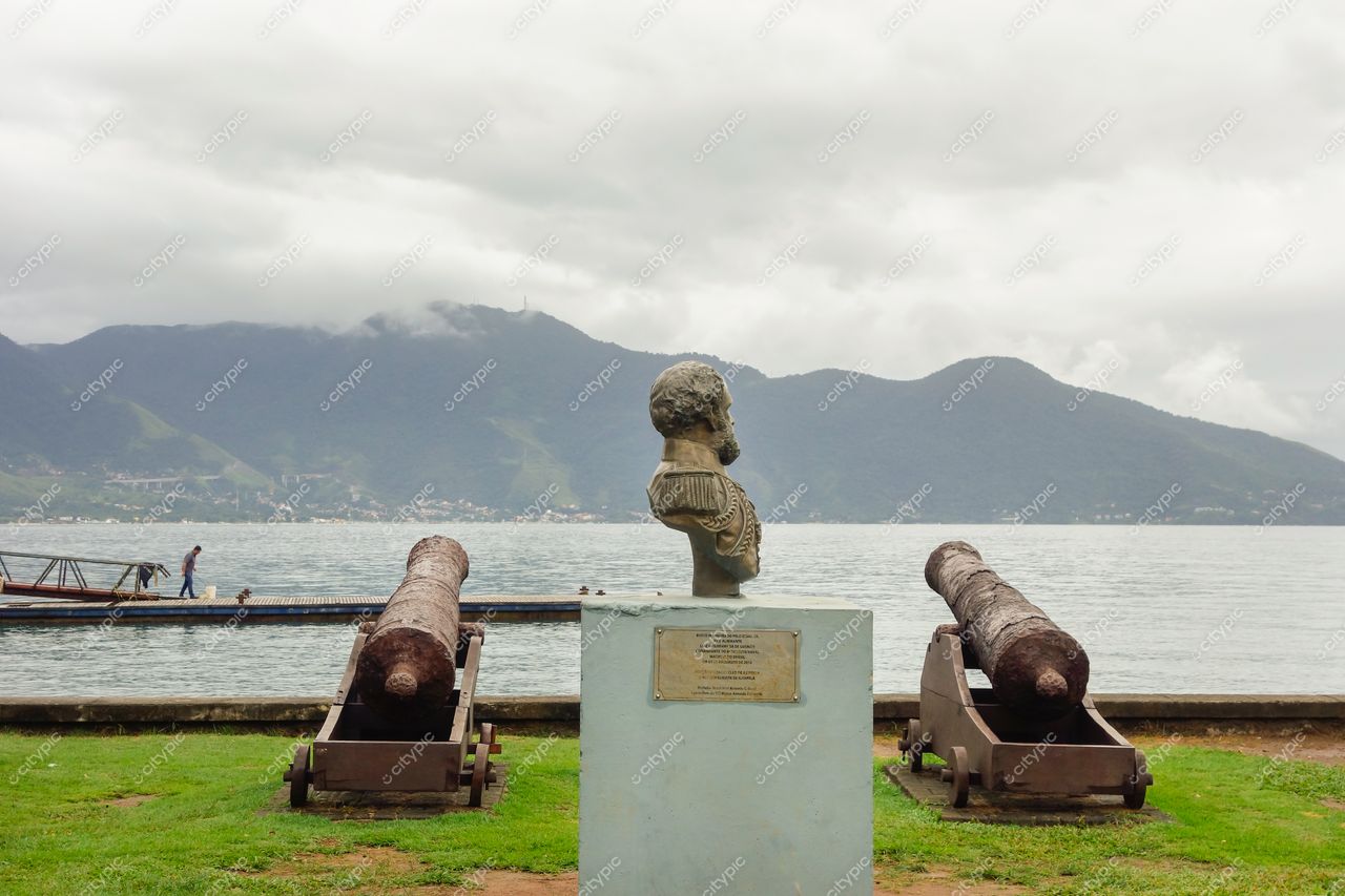 Ilhabela, São Paulo: Busto histórico e natureza exuberante