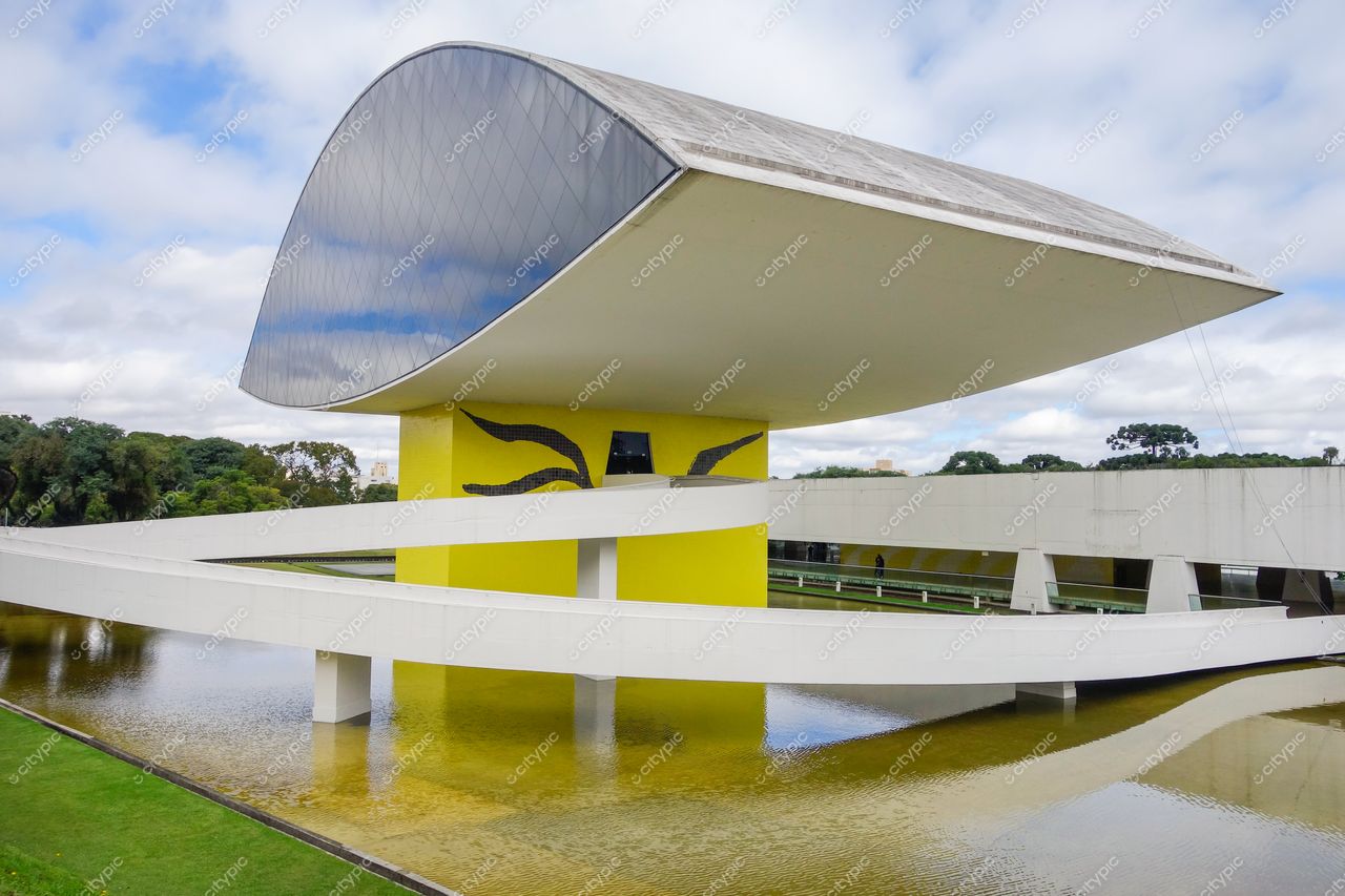 Curitiba, Paraná, Brasil: Edifício de design moderno e impressionante com teto curvado em forma de concha