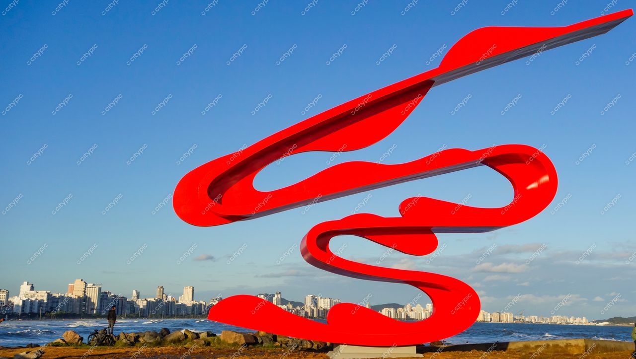 Monumento de Tomie Ohtake em Santos: Escultura contemporânea em contraste com o horizonte urbano