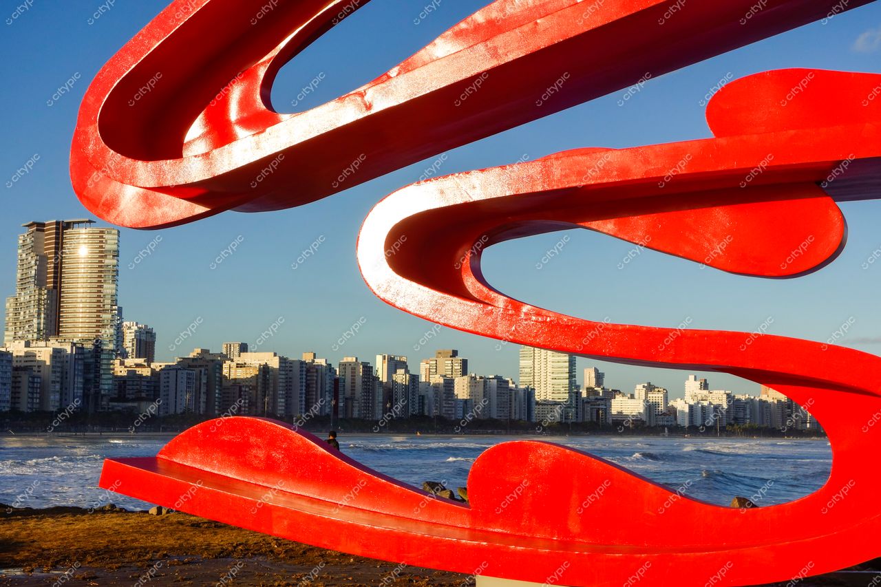 Monumento de Tomie Ohtake em Santos: Arte e Urbanismo em Harmonia