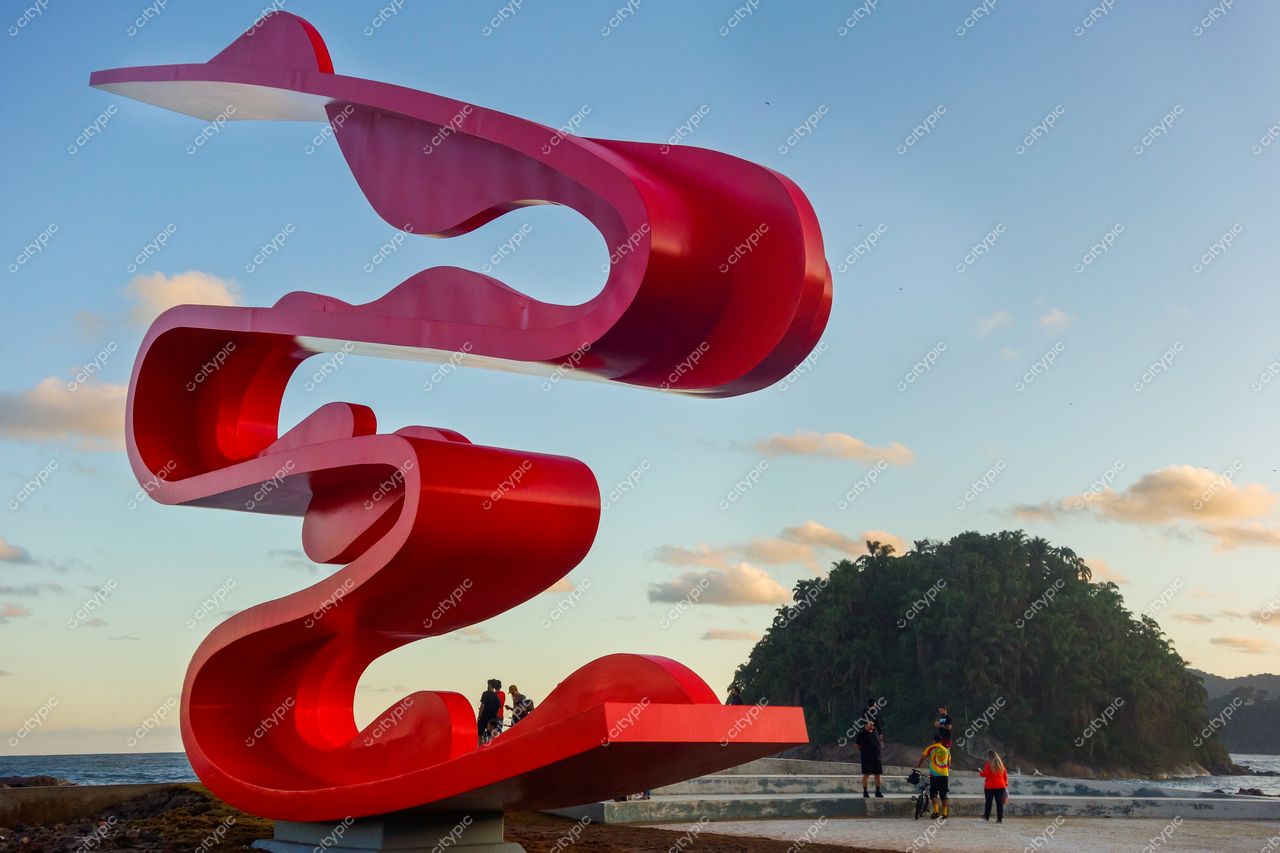 Monumento de Tomie Ohtake em Santos: A sinfonia vermelha em meio à natureza