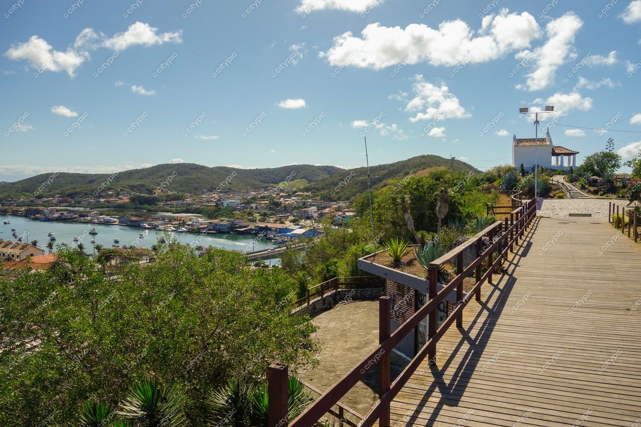 Cabo Frio, Rio de Janeiro: Caminho de madeira com vista panorâmica para o mar e casas coloridas