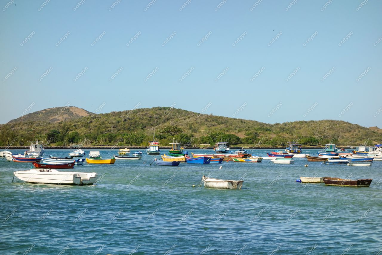Cabo Frio, Rio de Janeiro: Vista panorâmica da baía com embarcações coloridas e morro ao fundo