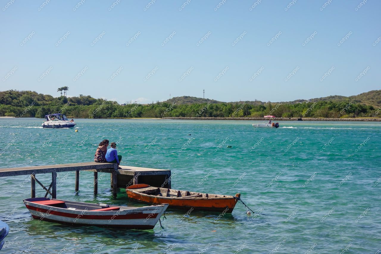 Cabo Frio, Rio de Janeiro: Cena tranquila de dois indivíduos admirando o mar azul-turquesa