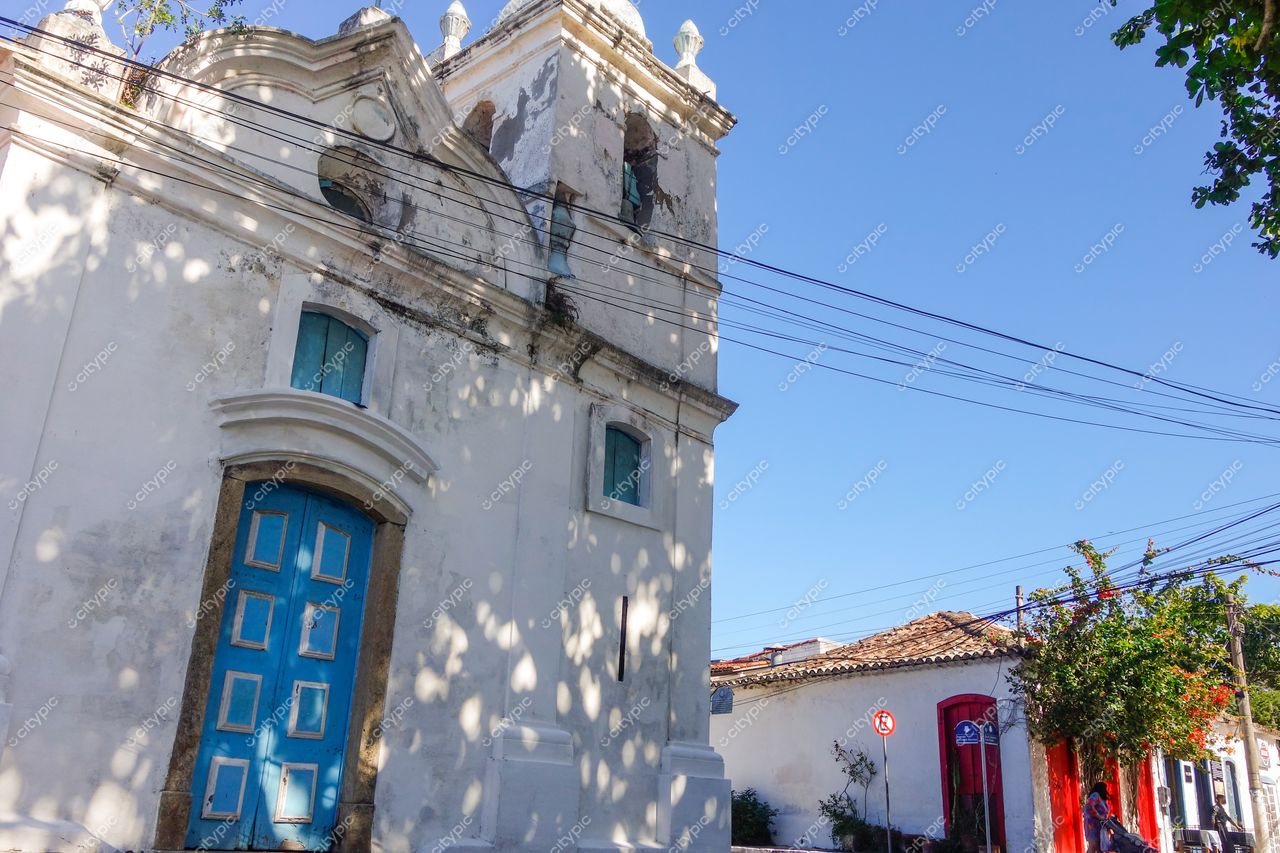 Cabo Frio, Rio de Janeiro: Cena urbana charmosa com arquitetura colonial e detalhes históricos