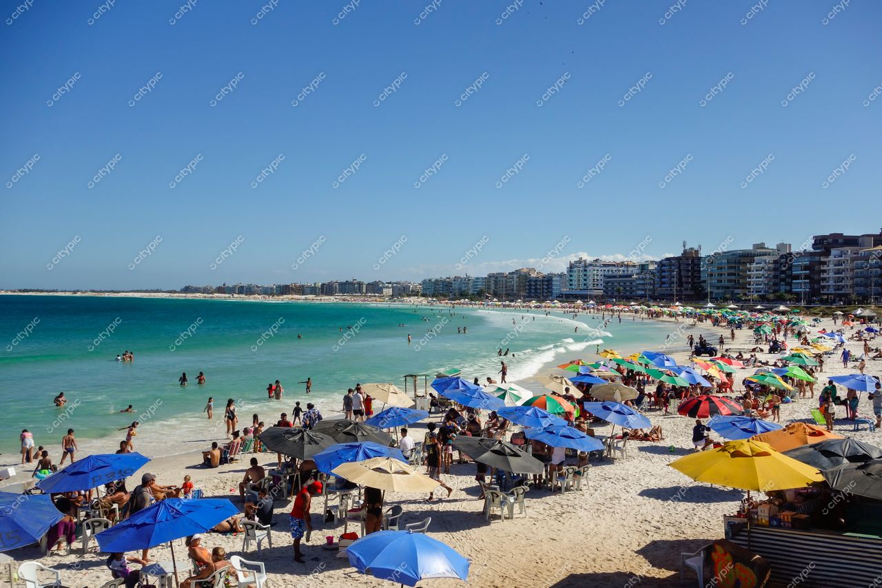 Cabo Frio, Rio de Janeiro: Cena Vibrante de Praia com Águas Cristalinas e Banhistas Aproveitando o Sol
