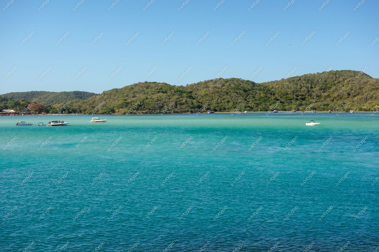 Cabo Frio, Rio de Janeiro: Vista panorâmica da baía em tons de azul-turquesa