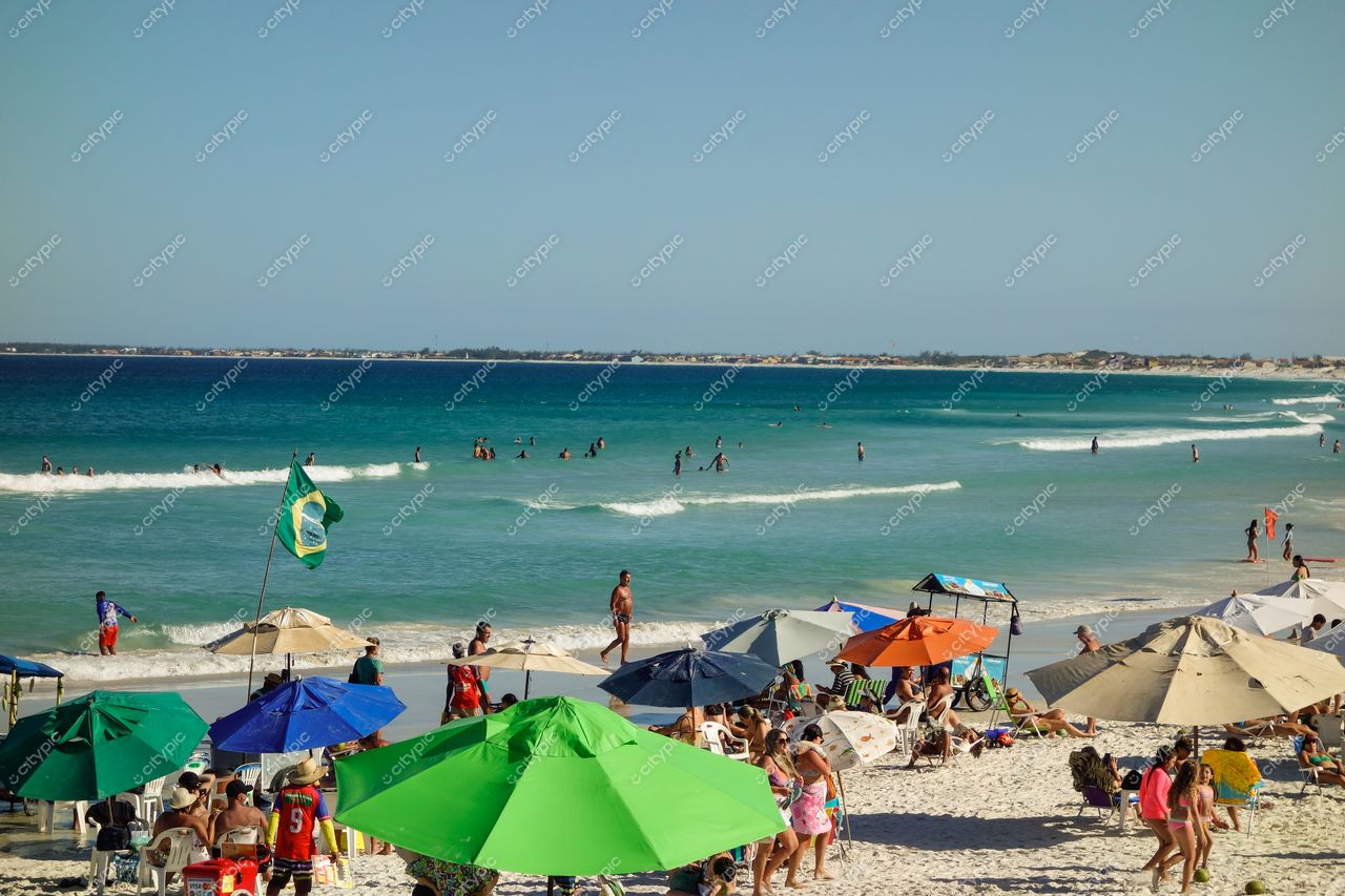 Cabo Frio, Rio de Janeiro: Cena vibrante de praia com banhistas e guarda-sóis coloridos