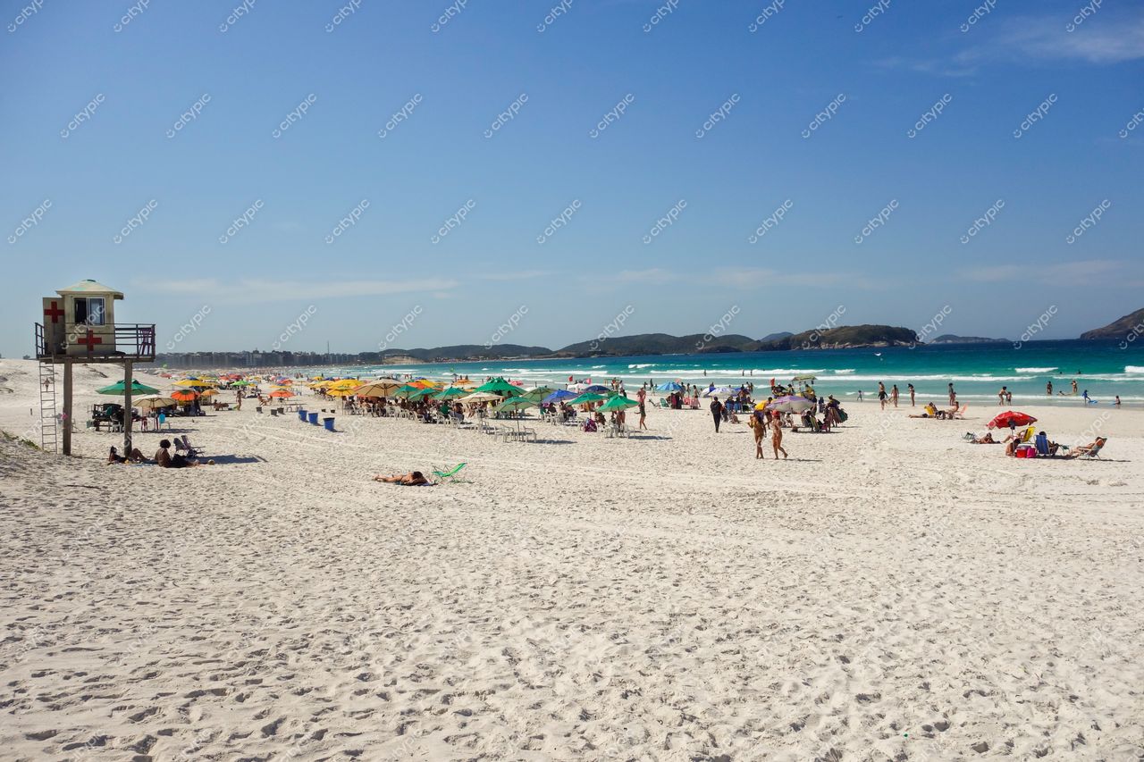 Cabo Frio, Rio de Janeiro: Cena Vibrante de Praia com Banhistas e Guarda-sóis Coloridos