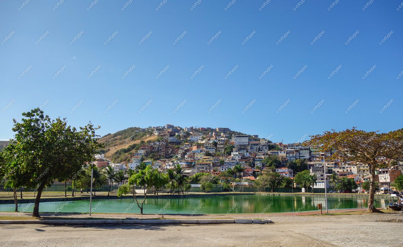 Arraial do Cabo, Rio de Janeiro: Vista panorâmica de um lago sereno e casas coloridas