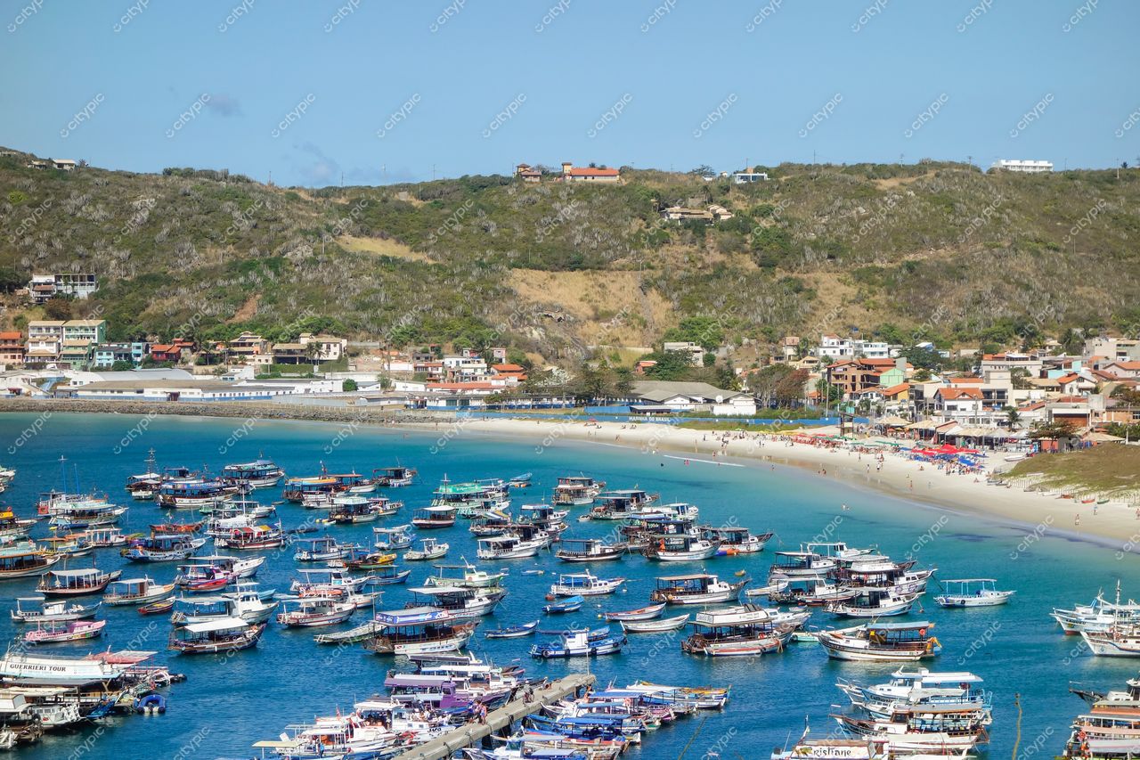 Arraial do Cabo, Rio de Janeiro: Vista deslumbrante da praia com barcos coloridos e paisagem exuberante