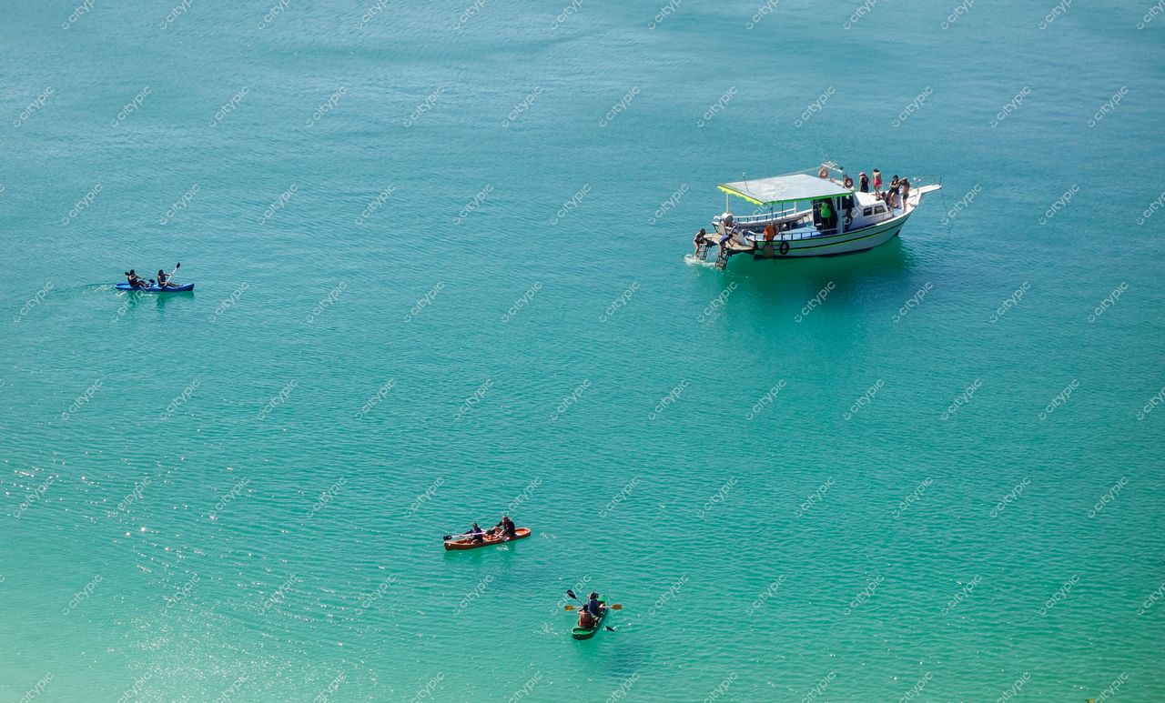 Arraial do Cabo, Rio de Janeiro: Barco de pesca e canoas coloridas em águas cristalinas