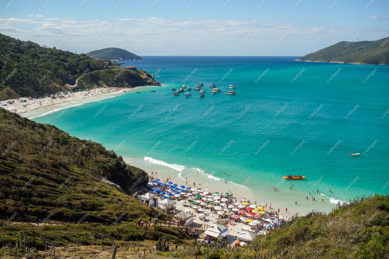Arraial do Cabo, Rio de Janeiro: Vista panorâmica da exuberante praia com areia branca e águas cristalinas
