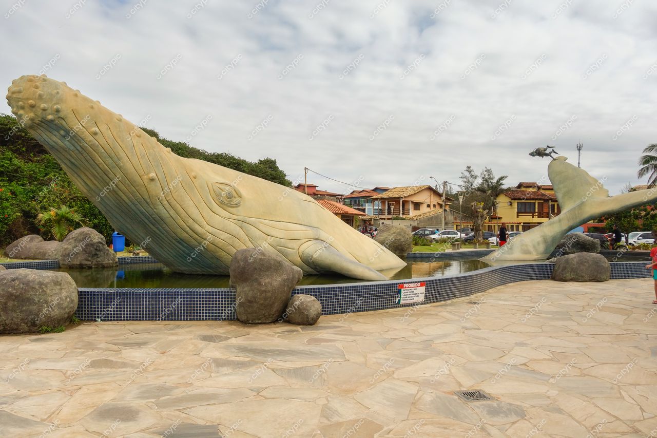 Rio das Ostras, Rio de Janeiro, Brasil: Escultura monumental de baleia impressiona visitantes na cidade