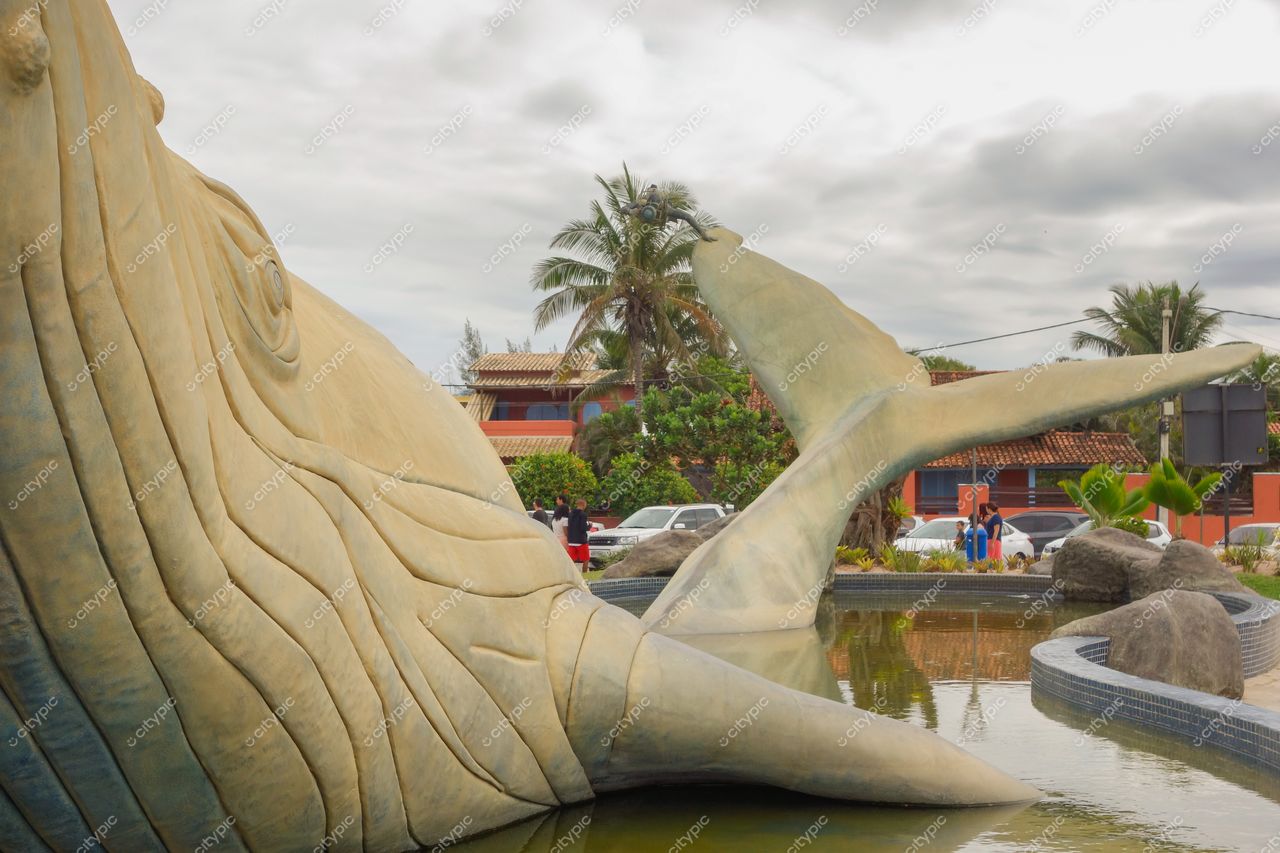 Rio das Ostras, Rio de Janeiro, Brasil: Escultura surrealista de uma baleia em tamanho real celebrando a vida marinha da região