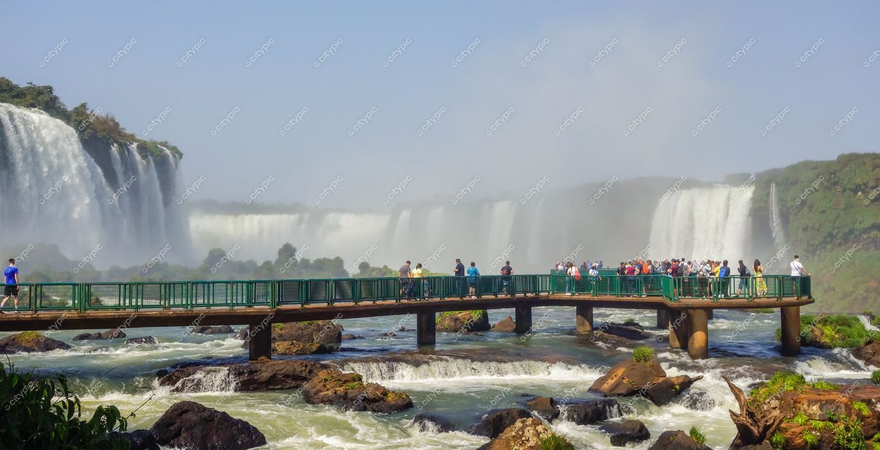 Foz do Iguaçu: Admirando a grandiosidade das Cataratas do Iguaçu sob a luz do sol