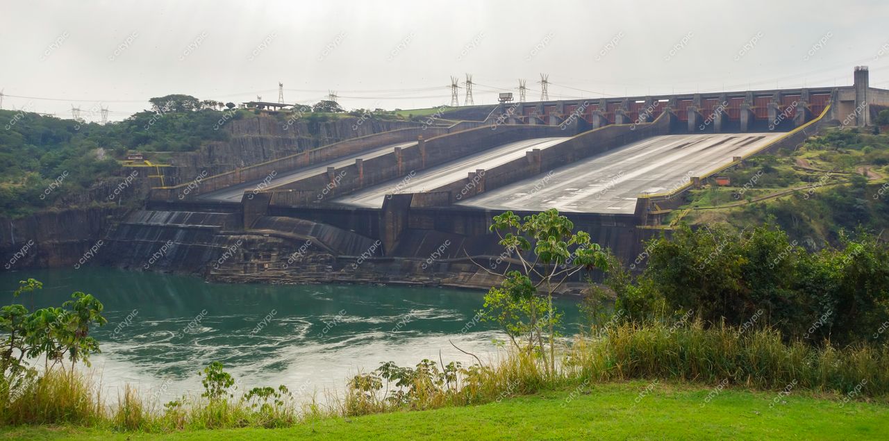 Paraná, Brasil: A imponente Usina Hidrelétrica de Itaipu em harmonia com a natureza
