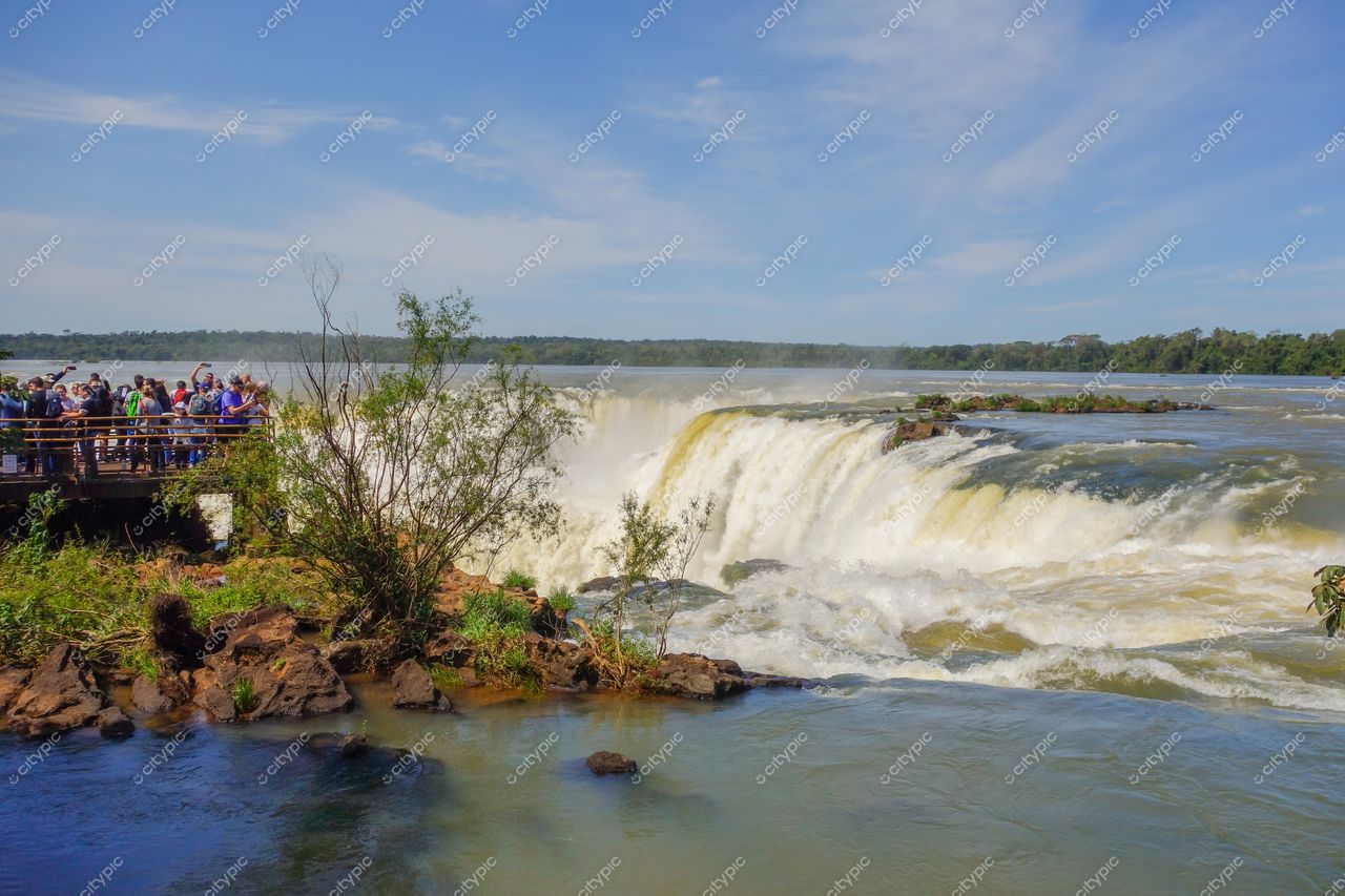 Foz do Iguaçu: Turistas admiram a grandiosidade das Cataratas do Iguaçu