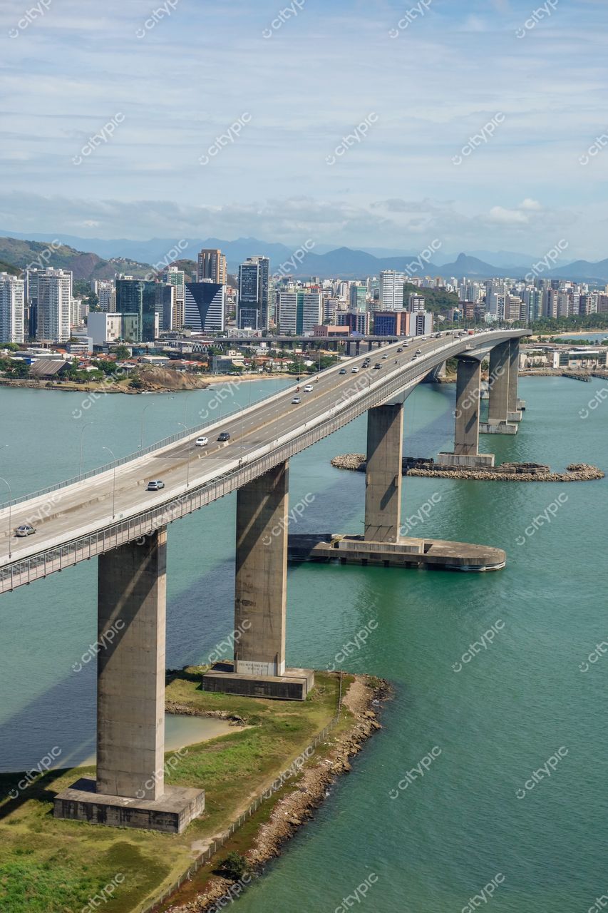 Vitória, Espírito Santo: Ponte imponente conectando arquitetura e natureza na capital capixaba