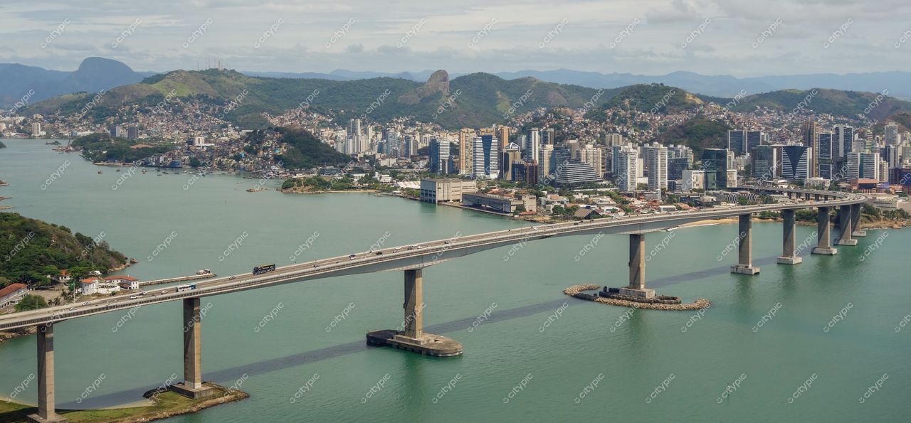 Vitória, Espírito Santo: Ponte moderna conectando urbanização e natureza harmoniosamente