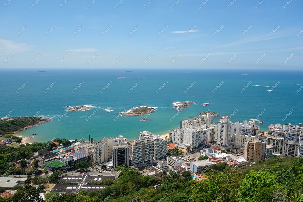 Vila Velha, Espírito Santo: Arquitetura moderna à beira-mar em contraste com o azul intenso do oceano