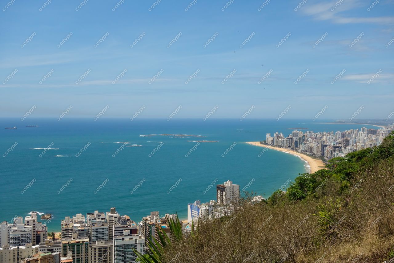Vila Velha, Espírito Santo, Brasil: Vista panorâmica da costa e do mar em um dia ensolarado