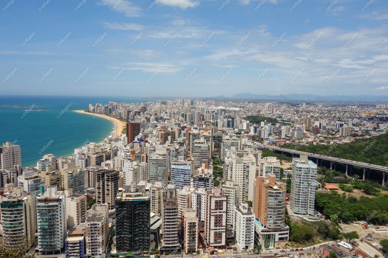 Vila Velha, Espírito Santo: Vista panorâmica da cidade com skyline moderno e praia curva ao mar azul profundo