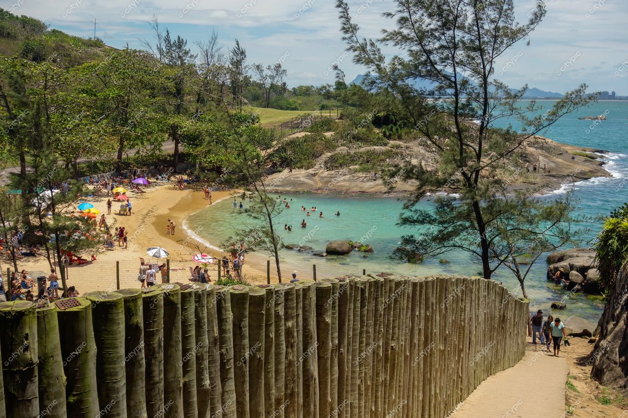 Vila Velha, Espírito Santo, Brasil: Praia tranquila e relaxante com vista panorâmica