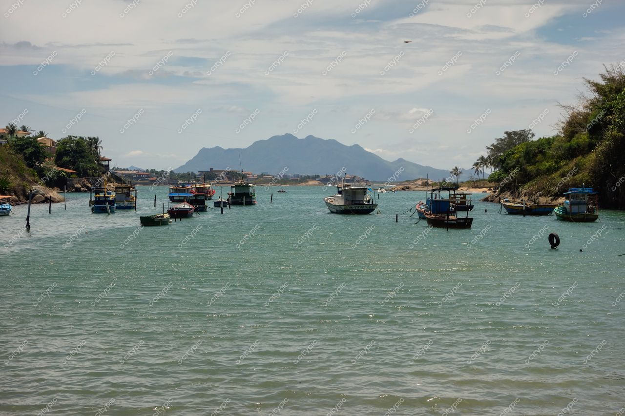 Vila Velha, Espírito Santo: Canal tranquilo com barcos pesqueiros e montanhas ao fundo
