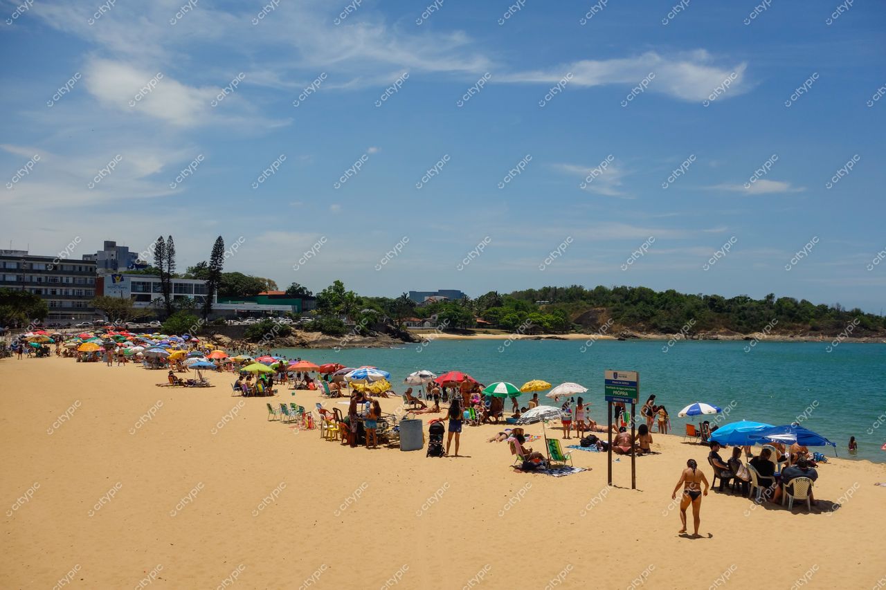 Vila Velha, Espírito Santo, Brasil: Dia ensolarado de diversão na praia