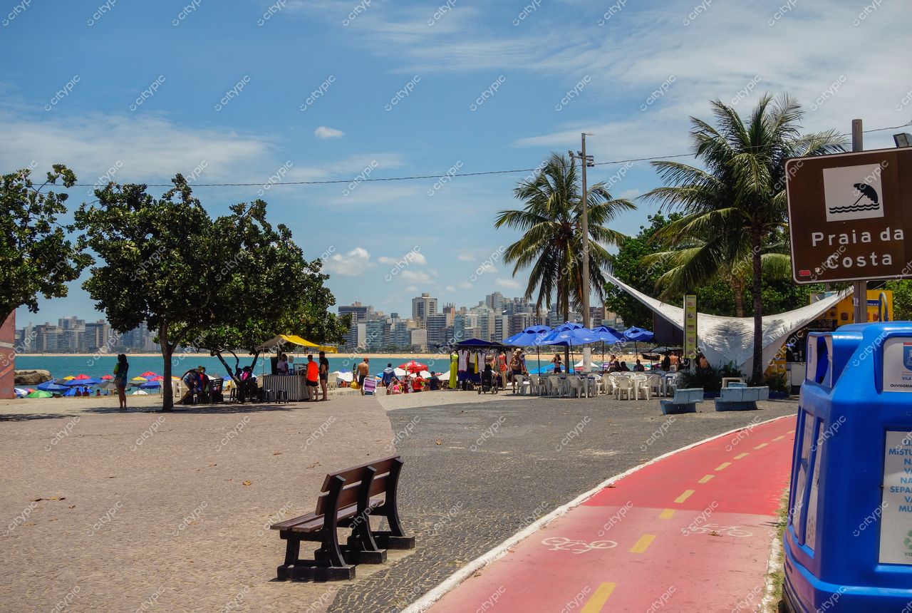 Vila Velha, Espírito Santo: Calçadão e Praia da Costa em um dia de verão vibrante