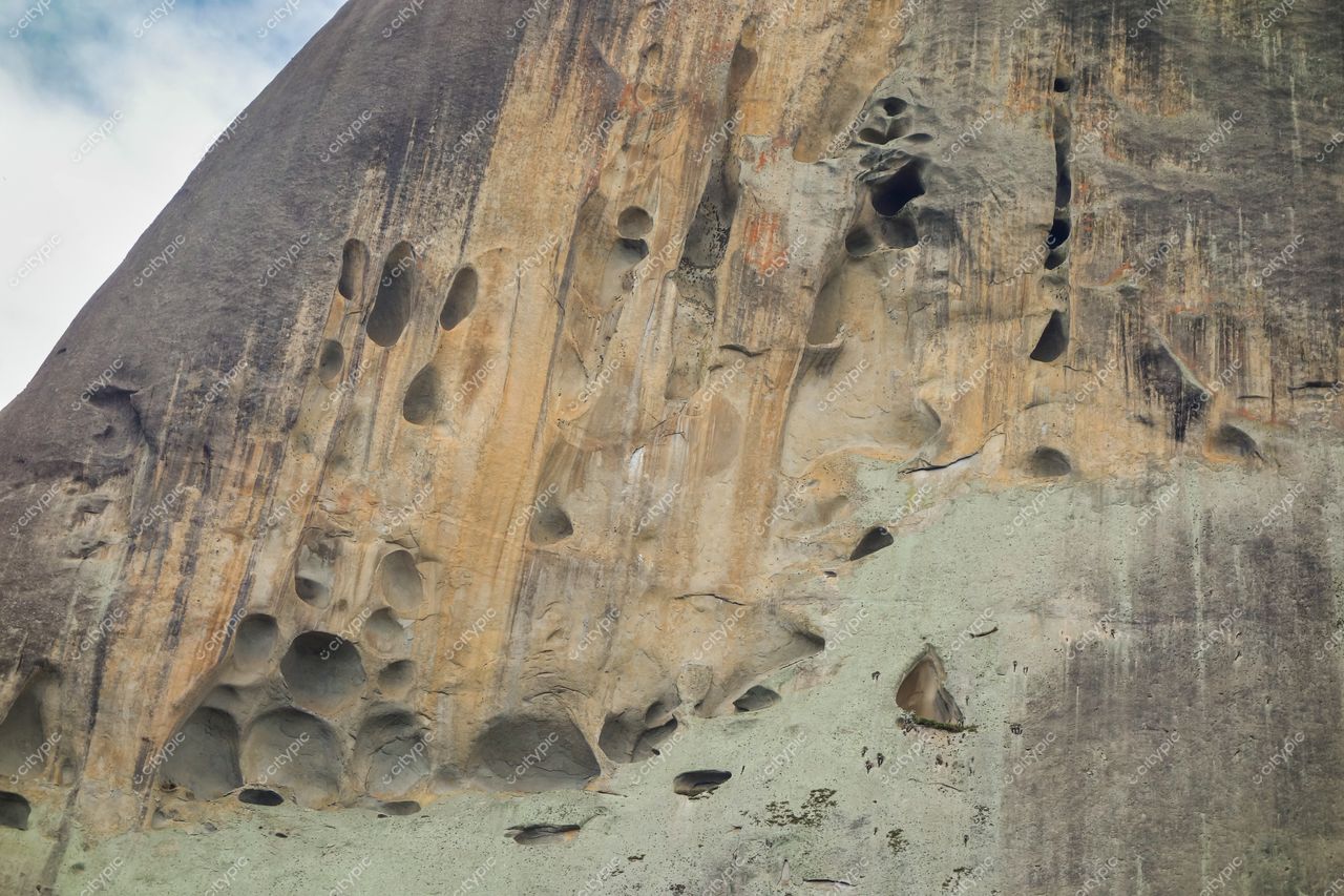 Domingos Martins, Espírito Santo: A impressionante formação rochosa em tons de cinza e laranja