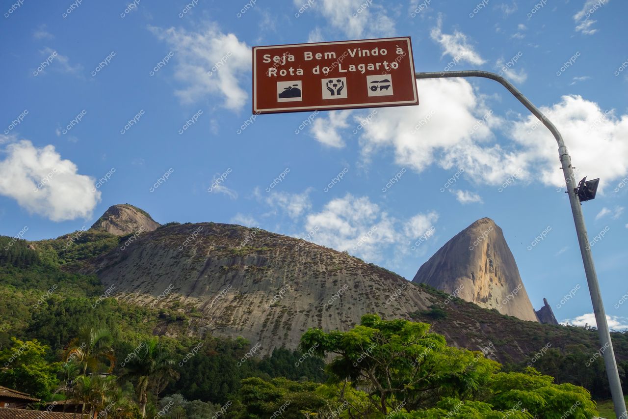 Domingos Martins, Espírito Santo, Brasil: Sinal de boas-vindas à Rota do Lagarto em meio à exuberante paisagem montanhosa