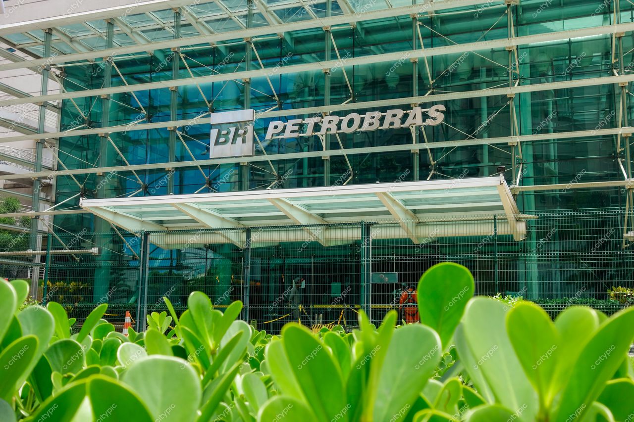 Vitória, Espírito Santo, Brasil: Fachada moderna do edifício da Petrobras