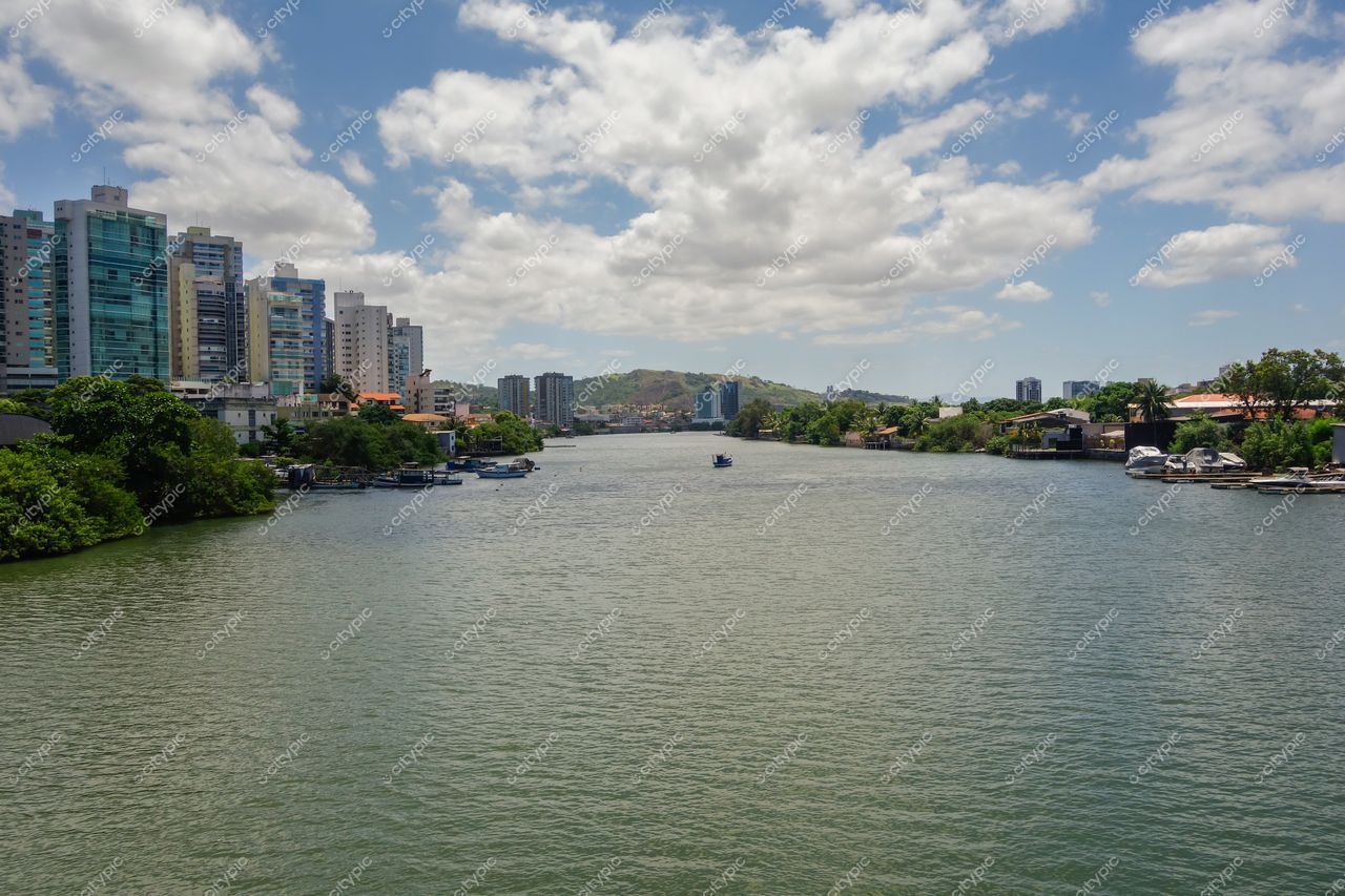 Vitória, Espírito Santo: Skyline moderno e natureza serena às margens do rio