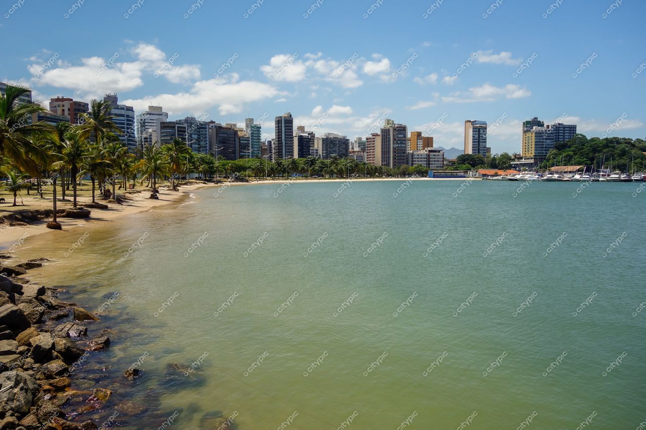 Vitória, Espírito Santo: Panorama da Praia do Canto – Natureza e Urbanização em Perfeita Harmonia