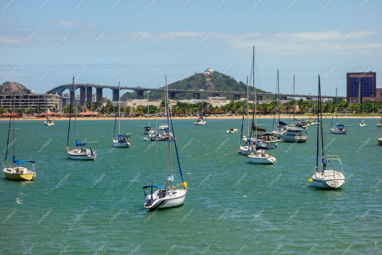 Vitória, Espírito Santo: Barcos de vela e viaduto em uma vista panorâmica da baía
