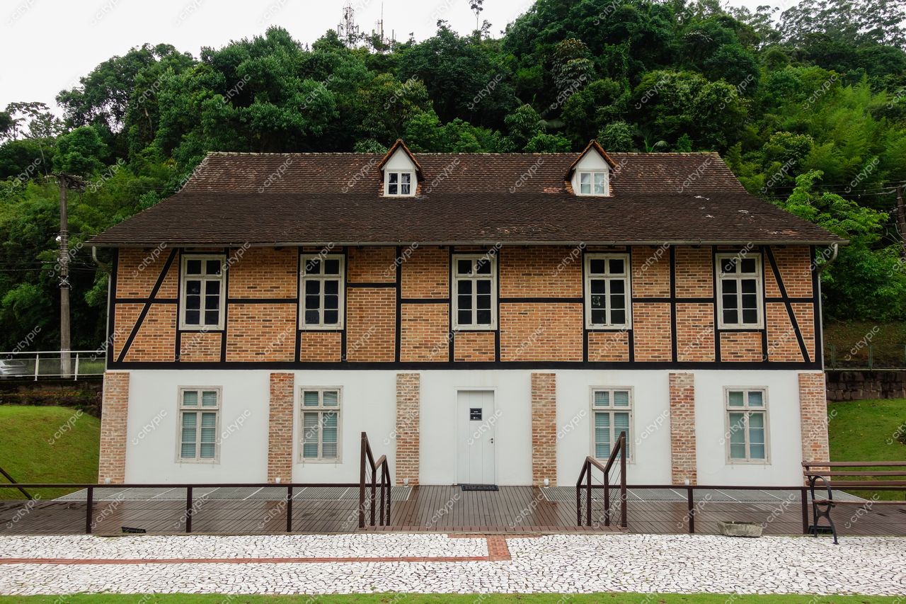 Blumenau, Santa Catarina: Casa em estilo germânico cercada pela natureza exuberante