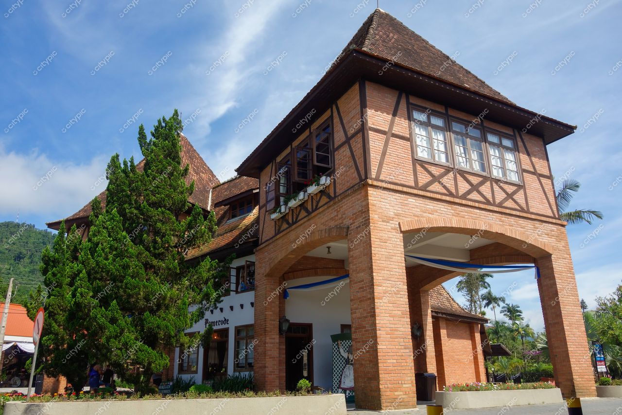 Pomerode, Santa Catarina: Edifício de Arquitetura Alemã com Jardim e Céu Azul ao Fundo