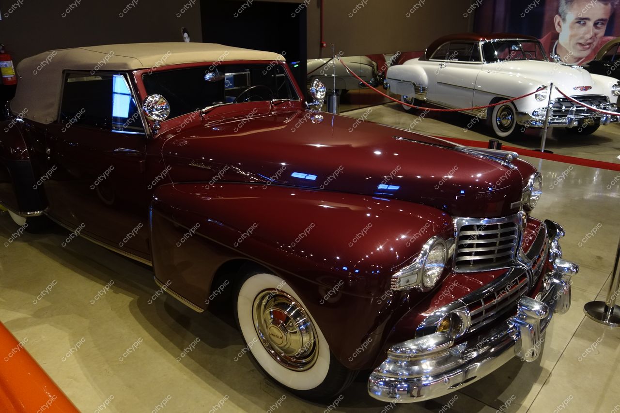 Pomerode, Santa Catarina, Brasil: Exposição de Carros Clássicos com Elegante Conversível Vermelho