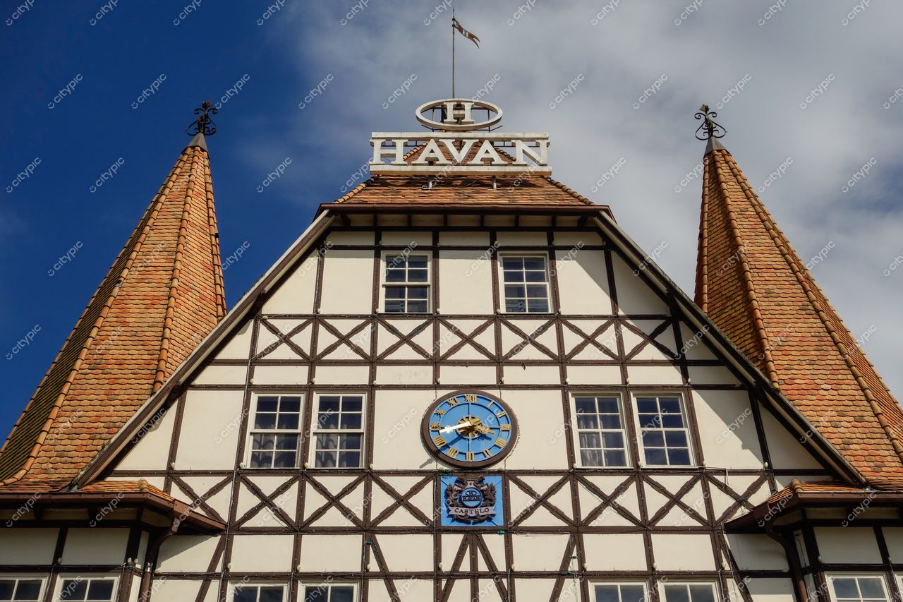 Blumenau, Santa Catarina: Fachada estilizada com arquitetura germânica e charme turístico