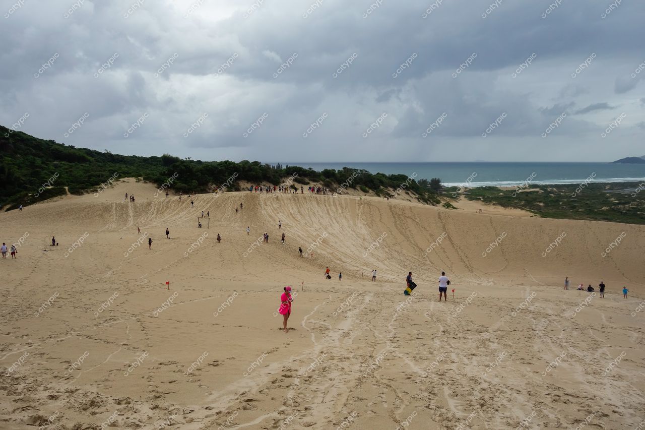 Florianópolis: Dia nublado nas Dunas da Joaquina – Natureza exuberante e atividades recreativas à beira-mar