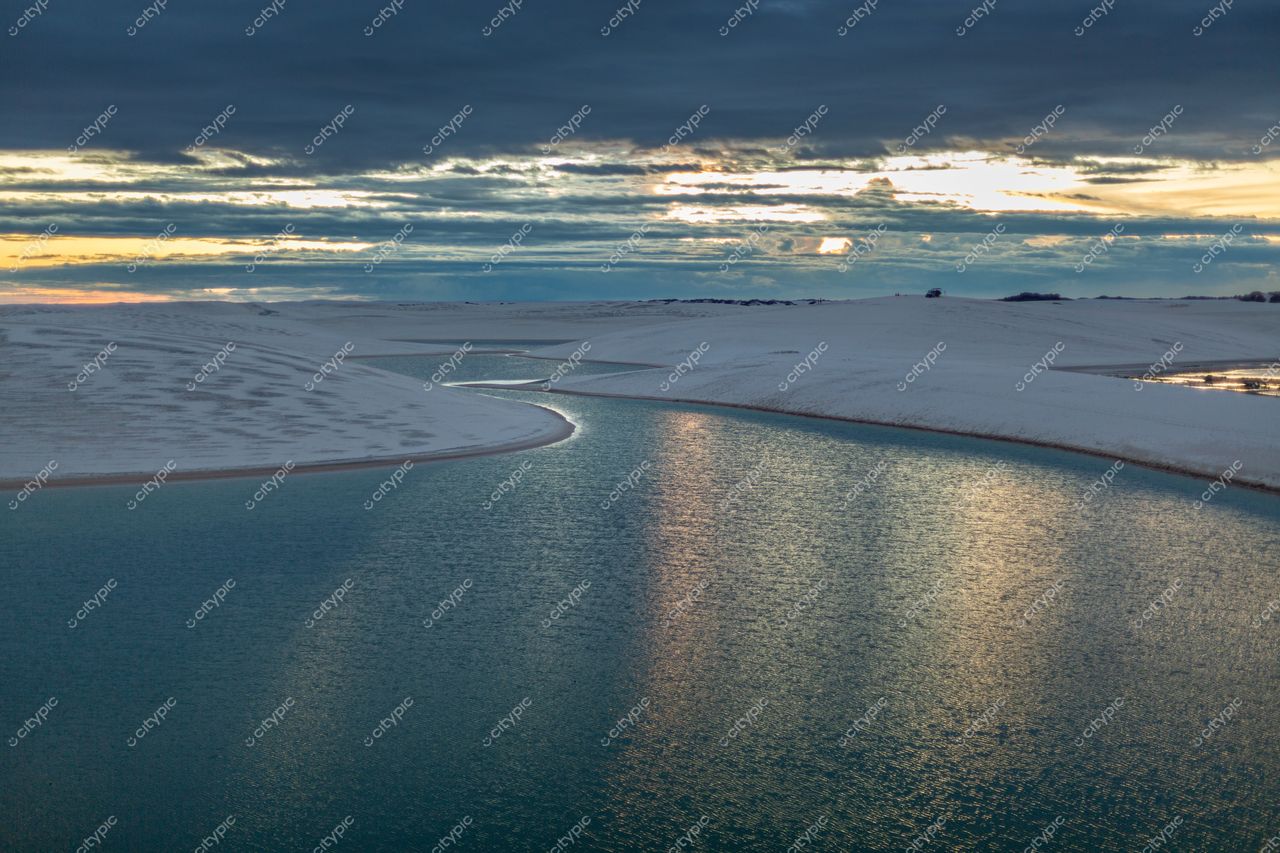 Harmonia Celestial: A Serenidade das Dunas de Areia Branca e Águas Cristalinas