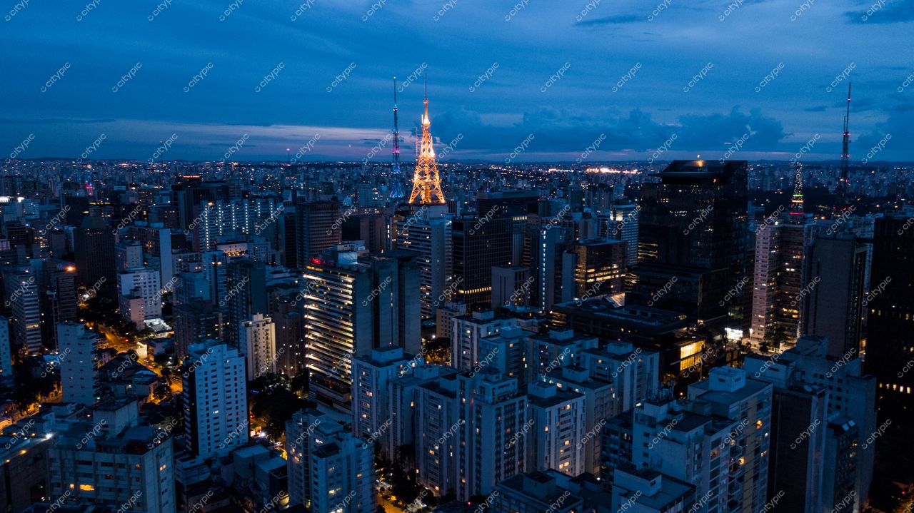 São Paulo ao Entardecer: Torre Eiffel do Brasil iluminada em dourado