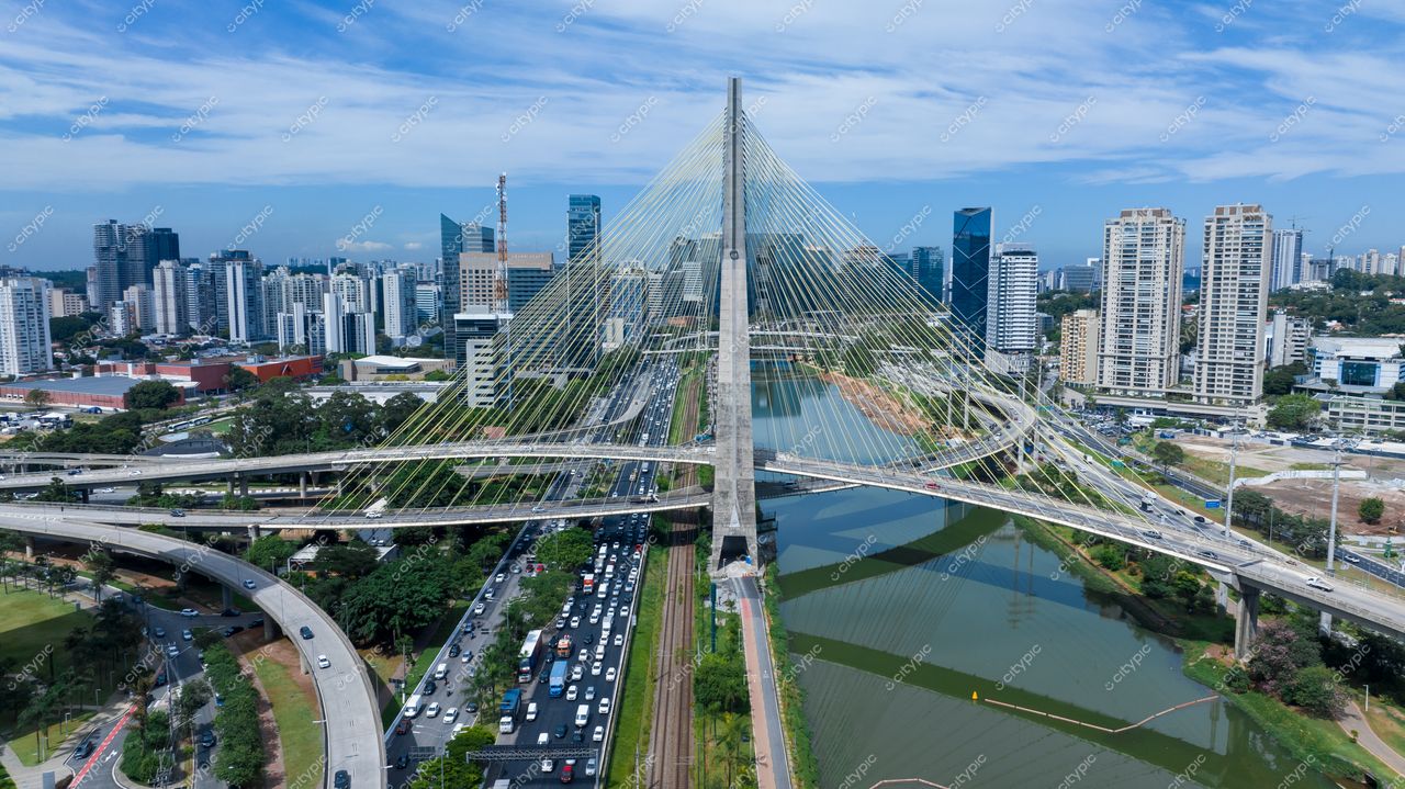 São Paulo, Brasil: Vista Aérea da Ponte Estaiada e da Paisagem Urbana Vibrante